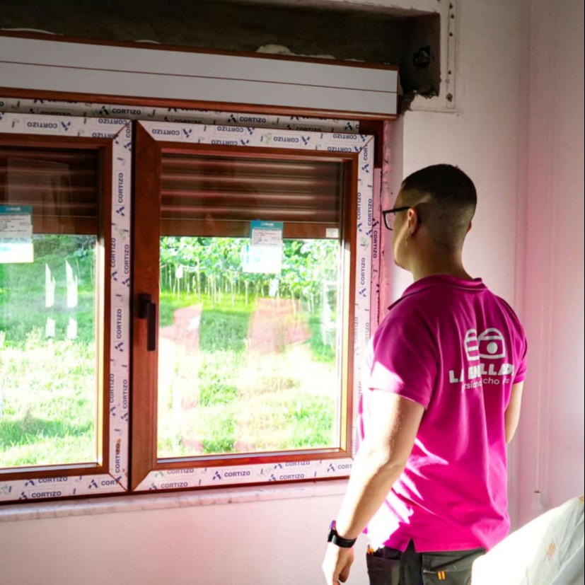 LA ENROLLADA persianas tecnico instalacion ventana pvc acabado madera a coruna