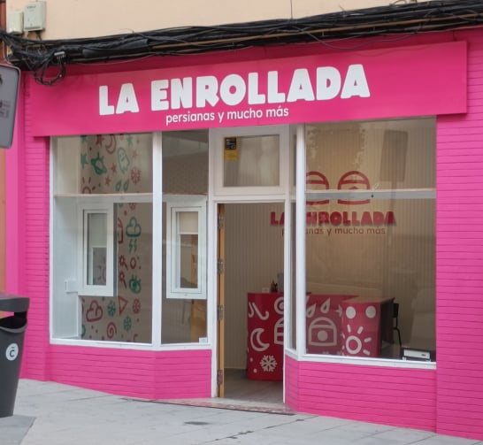 persianas La Enrollada imagen escaparate tienda rosa calle monte das moas en coruna web