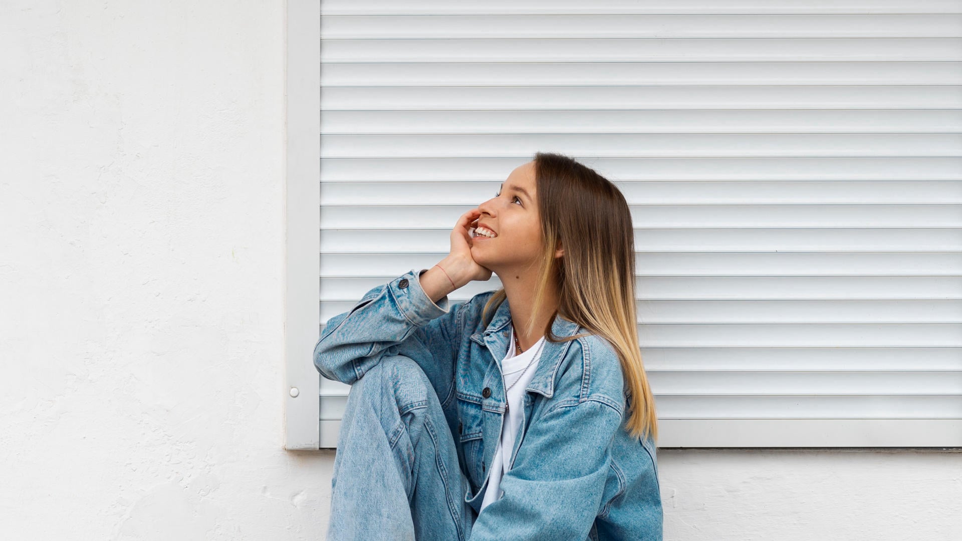 persianas La Enrollada mujer sentada instalacion ventana con persiana pvc blanca a coruna
