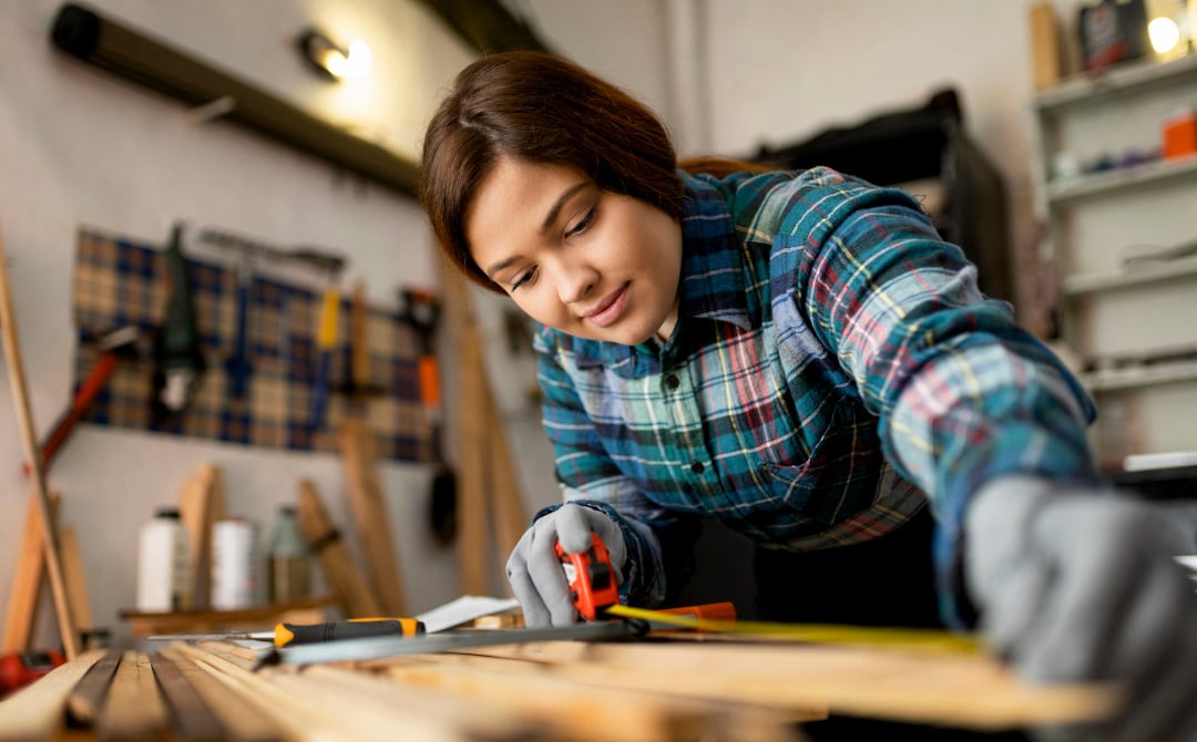 mujer joven trabajando en taller con recambios y repuestos para reparacion de persianas y ventanas La Enrollada en A Coruna